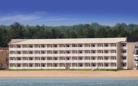 Mackinaw Beach & Bay Inn & Suites